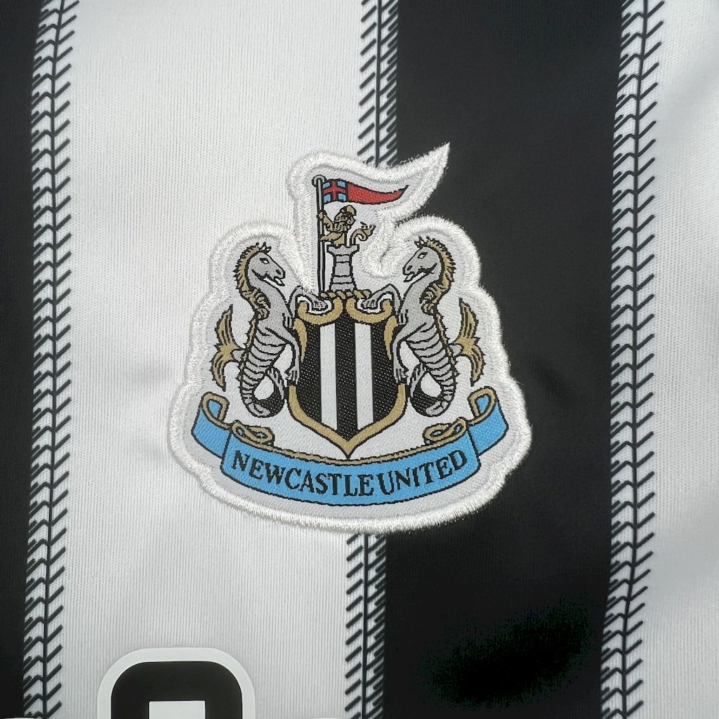 Kit Infantil Newcastle 25/26 Casa